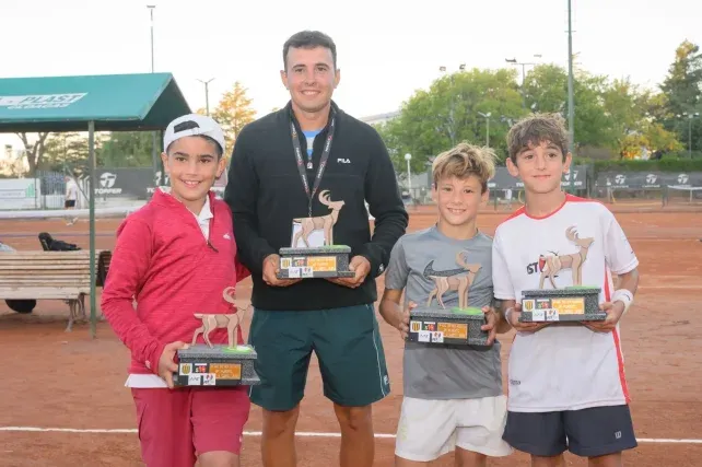 El equipo de varones de la Federación Santafesina de Tenis que se consagró subcampeón del primer Nacional Sub 10 por equipos. 