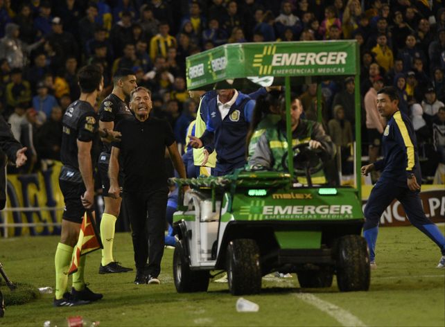 El técnico Miguel Russo explota de bronca, luego de que los auxiliares médicos retiraran a Mallo de la cancha.