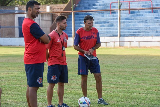 Rossi y sus colaboradores. El entrenador charrúa pone todos lo mejor para visitar a Atlas en General Rodríguez.&nbsp;