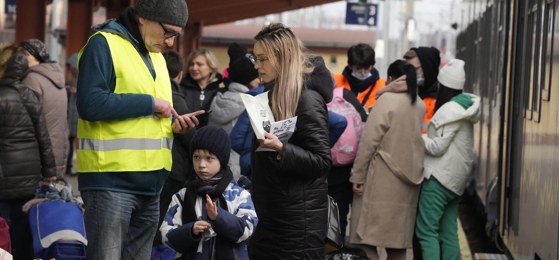 Un hombre ayuda a una mujer y a un niño a subir al andén después de que llegara un tren procedente de Ucrania, en Przemysl, Polonia, el jueves 3 de marzo de 2022. Más de un millón de personas han huido de Ucrania tras la invasión rusa en el éxodo de refugiados más rápido de este siglo, dijo esta mañana un portavoz de Naciones Unidas.