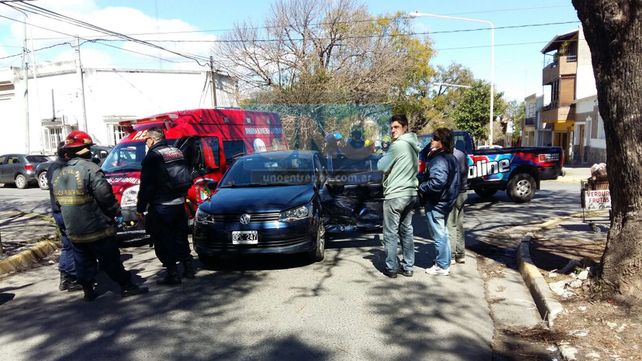 Socorrieron a una mujer atrapada en el interior de un vehículo