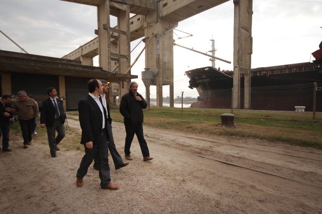 Un buque granelero completa la carga de 530 camiones con trigo en el Puerto local