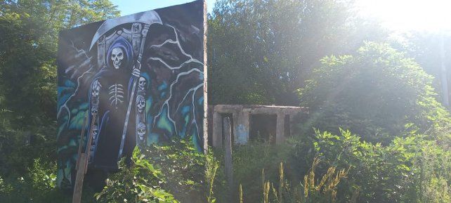 Un mural de San La Muerte frente a la tapera usurpada donde mataron a Susana Mena. 