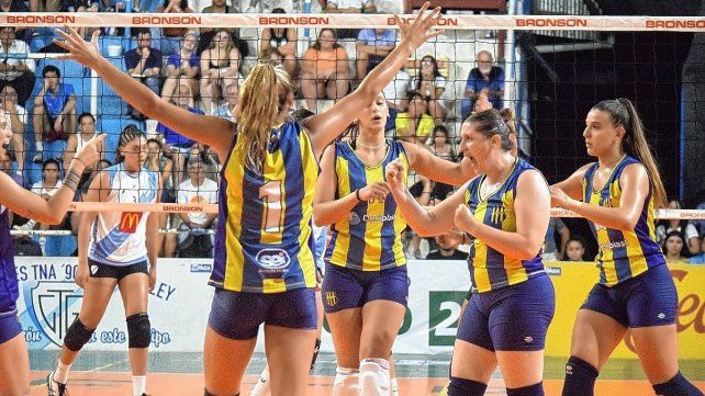 Juliana Cot (puños apretados): Orgullosa de estar en la familia de San José.