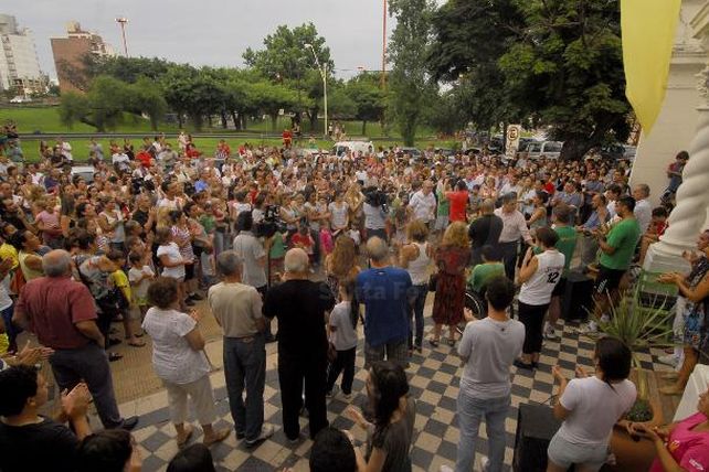 Más de 500 personas se unieron en un abrazo simbólico por Serena