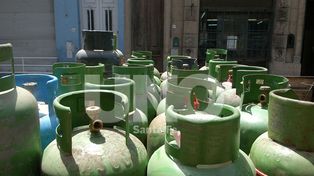 Indignación: denuncian la venta de garrafas sociales al doble del precio legal