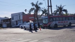 Un motociclista resultó lesionado al intentar pasar por la derecha a un colectivo que realizaba un giro. Ocurrió en transitaba esquina de Paraná