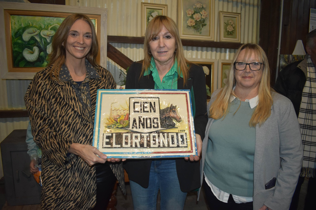 La artista Gaby Petrich, la presidenta comunal María Isabel Bosco (centro) y la responsable de Cultura, Ana Julia Baviera presentes en la inauguración.