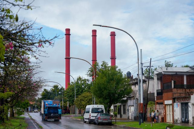 Testigos de una vieja época aún erguidos: las tres chimeneas en Acindar que fungen de georreferencia para orientar a los visitantes.&nbsp;