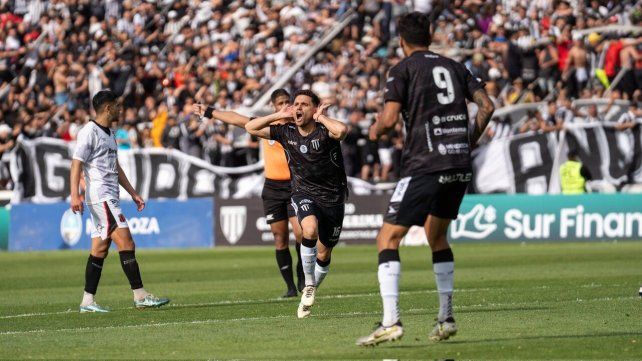 Fermín Antonini anotó el gol de la victoria del Lobo mendocino para ir por el ascenso a la primera división. Central y Newells irán a Madryn o Mendoza.