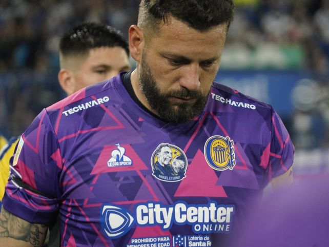 El parche con la imagen de Miguel y el trofeo de la Copa de la Liga 2023 estuvo en la camiseta del Canalla.