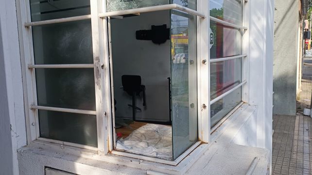 Uno de los cristales destruidos por los delincuentes en la peluquería de zona sur. 