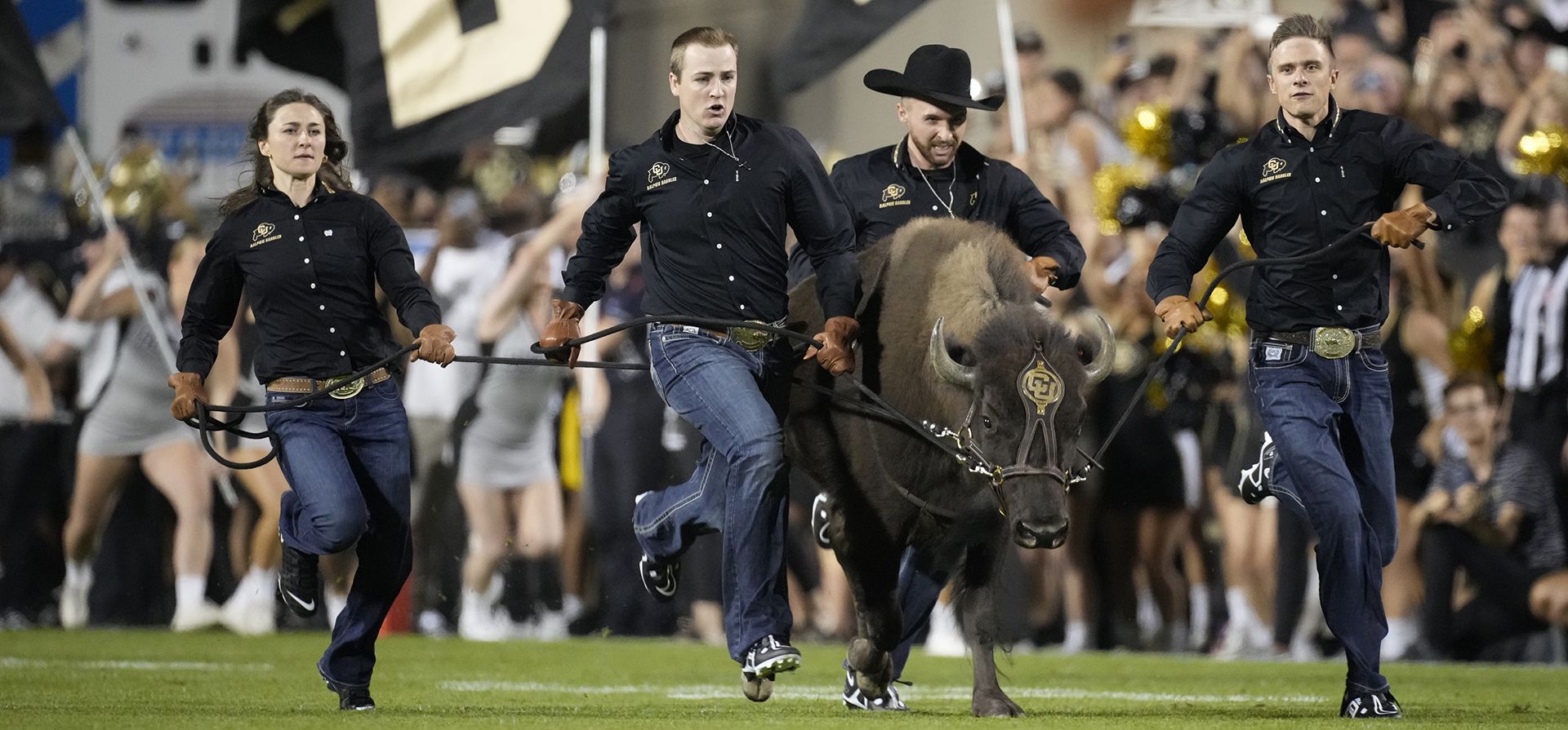 Entrenadores guían a la mascota de Colorado, Ralphie, en la carrera ceremonial antes del partido de fútbol americano universitario de la NCAA de Colorado contra TCU, en Boulder, Colorado. (Foto AP/David Zalubowski, archivo) Entrenadores guían a la mascota de Colorado, Ralphie, en la carrera ceremonial antes del partido de fútbol americano universitario de la NCAA de Colorado contra TCU, en Boulder, Colorado. (Foto AP/David Zalubowski, archivo)