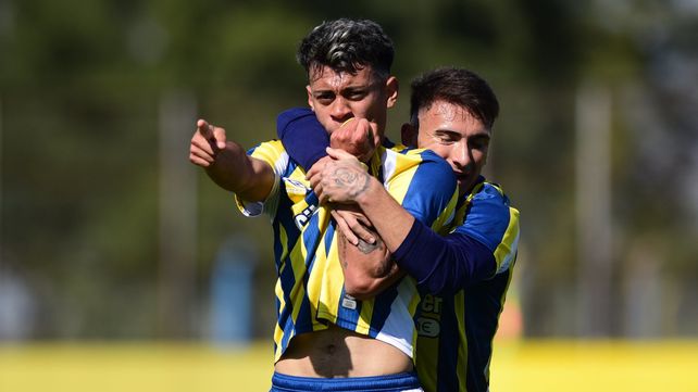 Tras convertir un verdadero golazo, Cristian Bonesso celebra, acompañado de Juan Cruz Cerrudo. Fue el tanto de la victoria para Central.