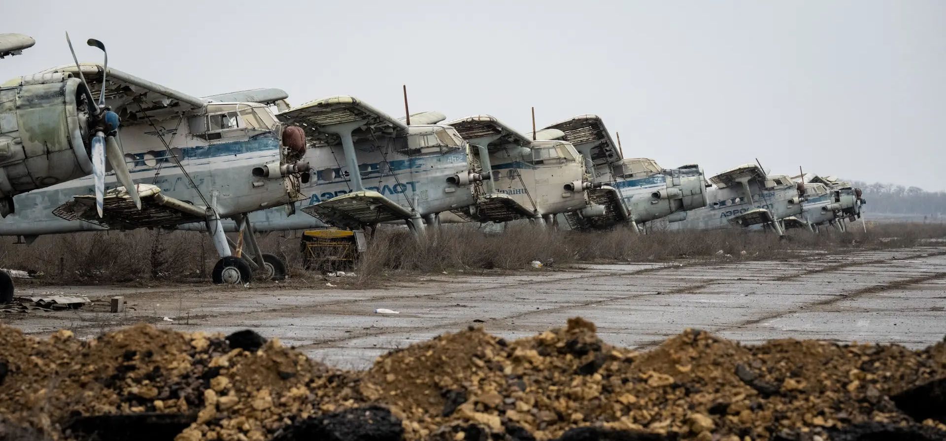 Los aviones de la era soviética naufragados forman un cementerio mientras el aeropuerto de Kherson se encuentra en ruinas. El sitio fue utilizado como centro logístico y base por las fuerzas rusas durante más de ocho meses de ocupación, hasta que lo abandonaron y se retiraron en noviembre. Fotografía: Scott Peterson/Getty Images
