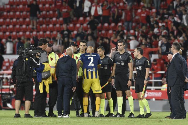 Quintana y muchos de sus compañeros, incluido Russo, le reclaman al árbitro tras el partido.