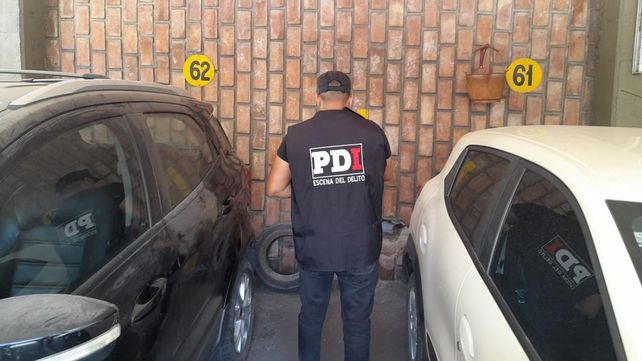 Personal de la PDI en la cochera de Maipú al 800