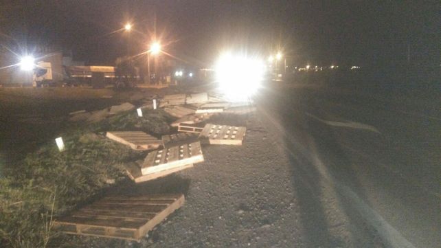 Un camión cargado de tarimas de madera volcó en el Acceso Norte