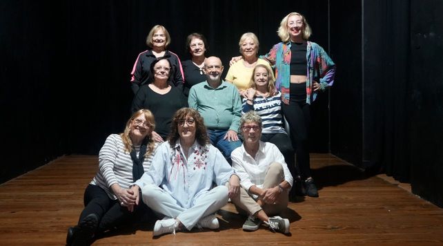 Uno de los grupos de teatro para mayores de 50 que coordina Sofía Dibidino en Sala Tandava