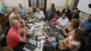 Un día crucial para las paritarias de los docentes y los estatales de la provincia