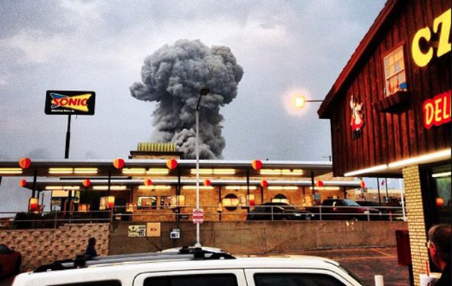 La explosión pudo ser vista y escuchada a varios kilómetros a la redonda. (imagen de Twitter)