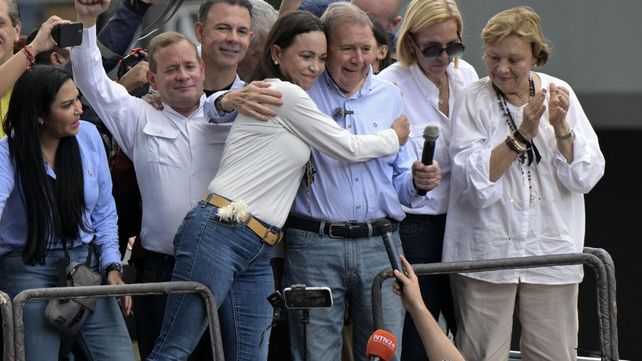 María Corina Machado y Edmundo González se abrazan durante la manifestación de protesta que encabezaron esta semana en Caracas.