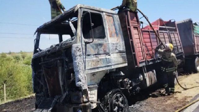 Un camión que transportaba sandías se prendió fuego en la ruta 12
