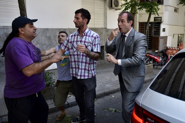 Dos hombres protagonizaron una brutal pelea por una discusión de tránsito