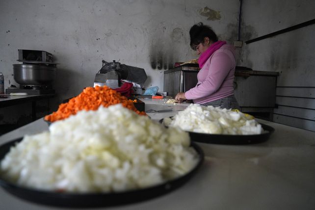 En el comedor de La Graganta Poderosa del barrio Los Pumitas se preparan alimentos para 200 familias.