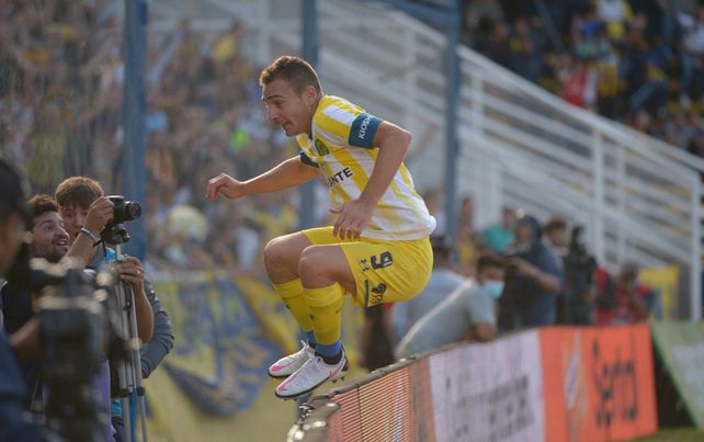 Marco ya convirtió y salta los carteles para festejar con los hinchas.