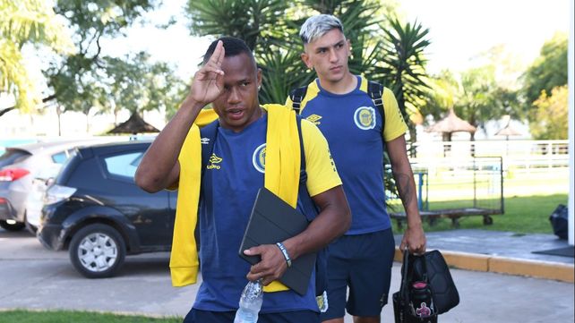Jaminton Campaz al llegar a Buenos Aires y quedar concentrado para el cotejo ante Vélez. (Foto. CARC)