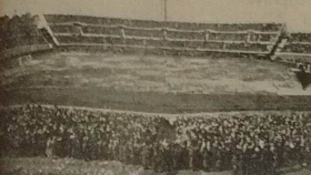 Así lució el estadio Centenario durante la disputa de la primera final del mundo entre uruguayos y argentinos.&nbsp;