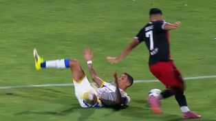 Ángel Di María está en el piso, Maxi Salas busca rechazarla. No hubo esta vez penal para Central.