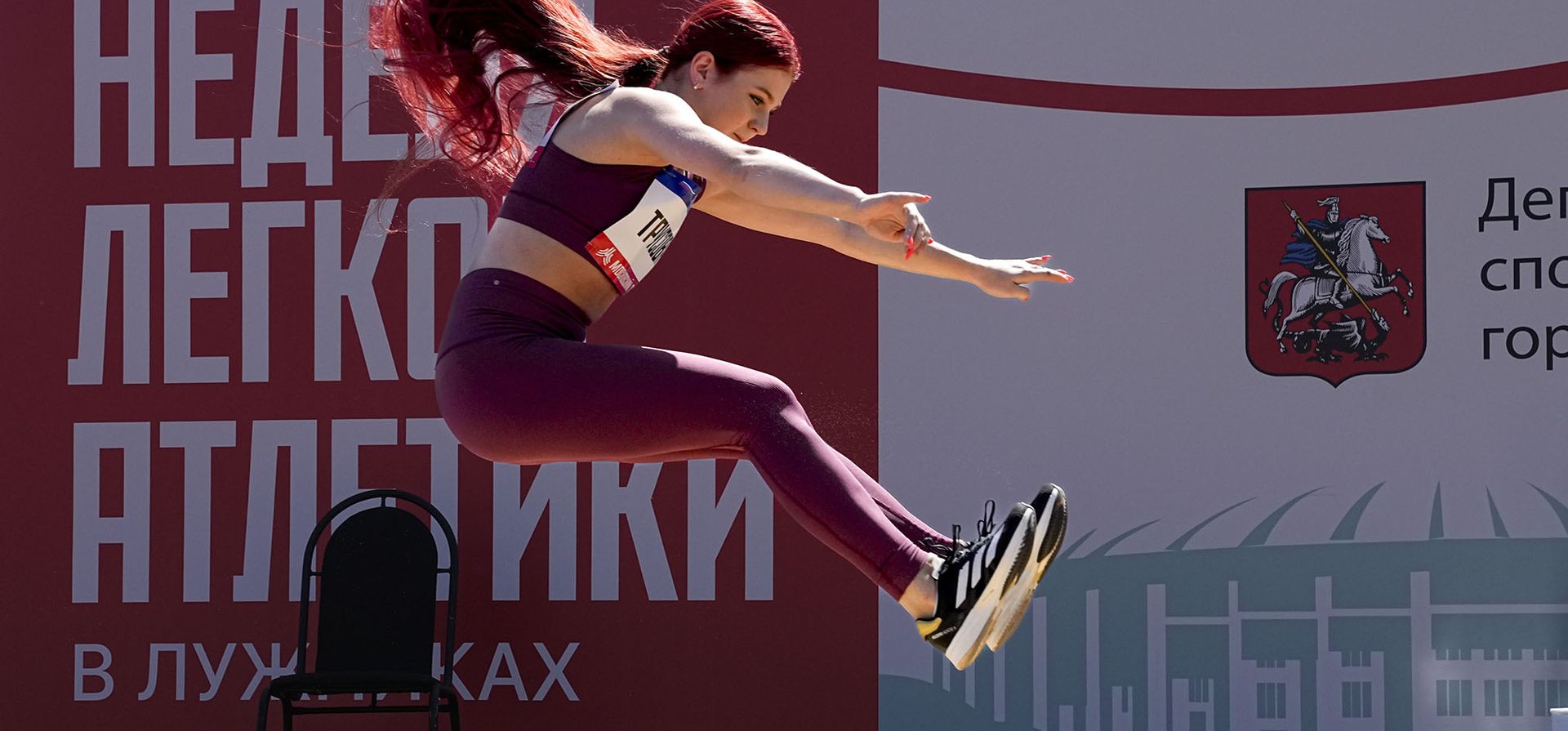 Alexandra Trusova, medallista de plata en los Juegos Olímpicos de Invierno de 2022 en patinaje artístico libre femenino, participa en competencias de salto de longitud como parte de la Semana de Atletismo en Moscú, Rusia.