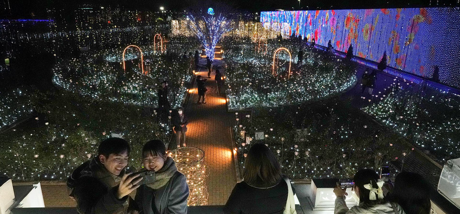 Un hombre y una mujer se toman una selfie con decoraciones navideñas en el Parque Floral Ashikaga, en Ashikaga, al norte de Tokio, el viernes 19 de diciembre de 2025. (Foto AP/Hiro Komae) Un hombre y una mujer se toman una selfie con decoraciones navideñas en el Parque Floral Ashikaga, en Ashikaga, al norte de Tokio, el viernes 19 de diciembre de 2025. (Foto AP/Hiro Komae)