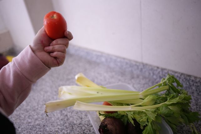 Paula Eder elabora una práctica y aromática sopa de remolachas