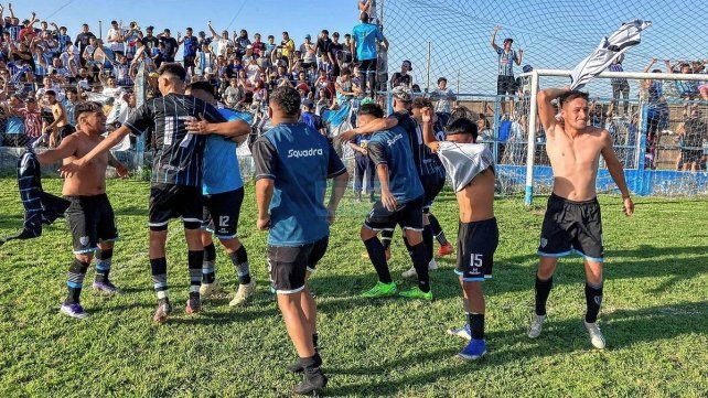 El festejo de los jugadores de Peñarol dentro del campo de juego