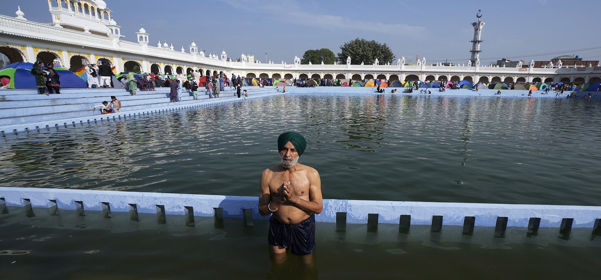 Un peregrino sij realiza rituales durante la ceremonia para celebrar el aniversario del nacimiento de su líder espiritual Baba Guru Nanak Dev, en Nankana Sahib, cerca de Lahore, Pakistán, el martes 8 de noviembre de 2022. Miles de peregrinos de varios países participaron en un festival de tres días para celebrar el 553 aniversario del nacimiento del fundador de la religión sij.