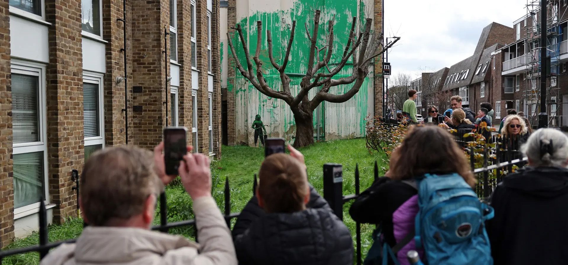 Multitudes se reúnen para ver una nueva obra de arte de Banksy en el norte de Londres. Fotografía: Adrian Dennis/AFP/Getty Images Multitudes se reúnen para ver una nueva obra de arte de Banksy en el norte de Londres. Fotografía: Adrian Dennis/AFP/Getty Images
