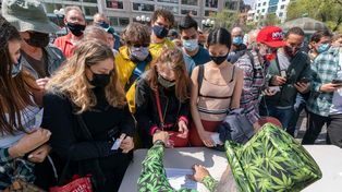 En EEUU, cervezas y marihuana gratis y otros incentivos para vacunarse