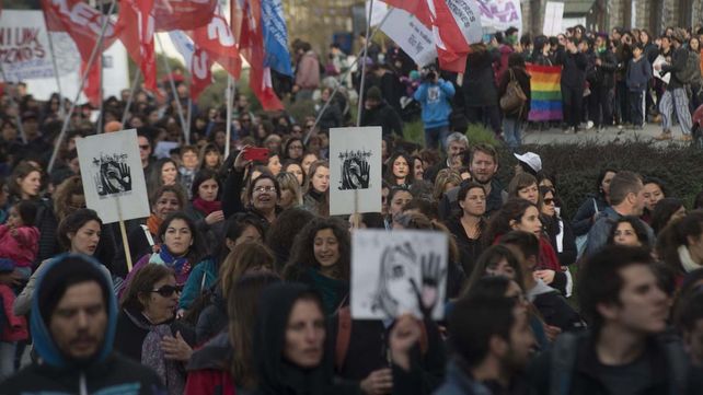 Una multitud vestida de negro marchó contra la violencia de género y los femicidios