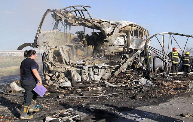 Los restos retorcidos del camión cargado con ajos y el ómnibus calcinado detrás tras el choque ocurrido a 45 kilómetros de la ciudad de Mendoza.