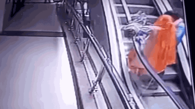 Murió un bebé al caer de las manos a su madre cuando se sacaba una selfie