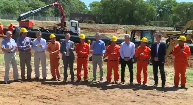 En la recorrida a la planta potabilizadora de Concordia, Macri le cantó el feliz cumpleaños a Bordet
