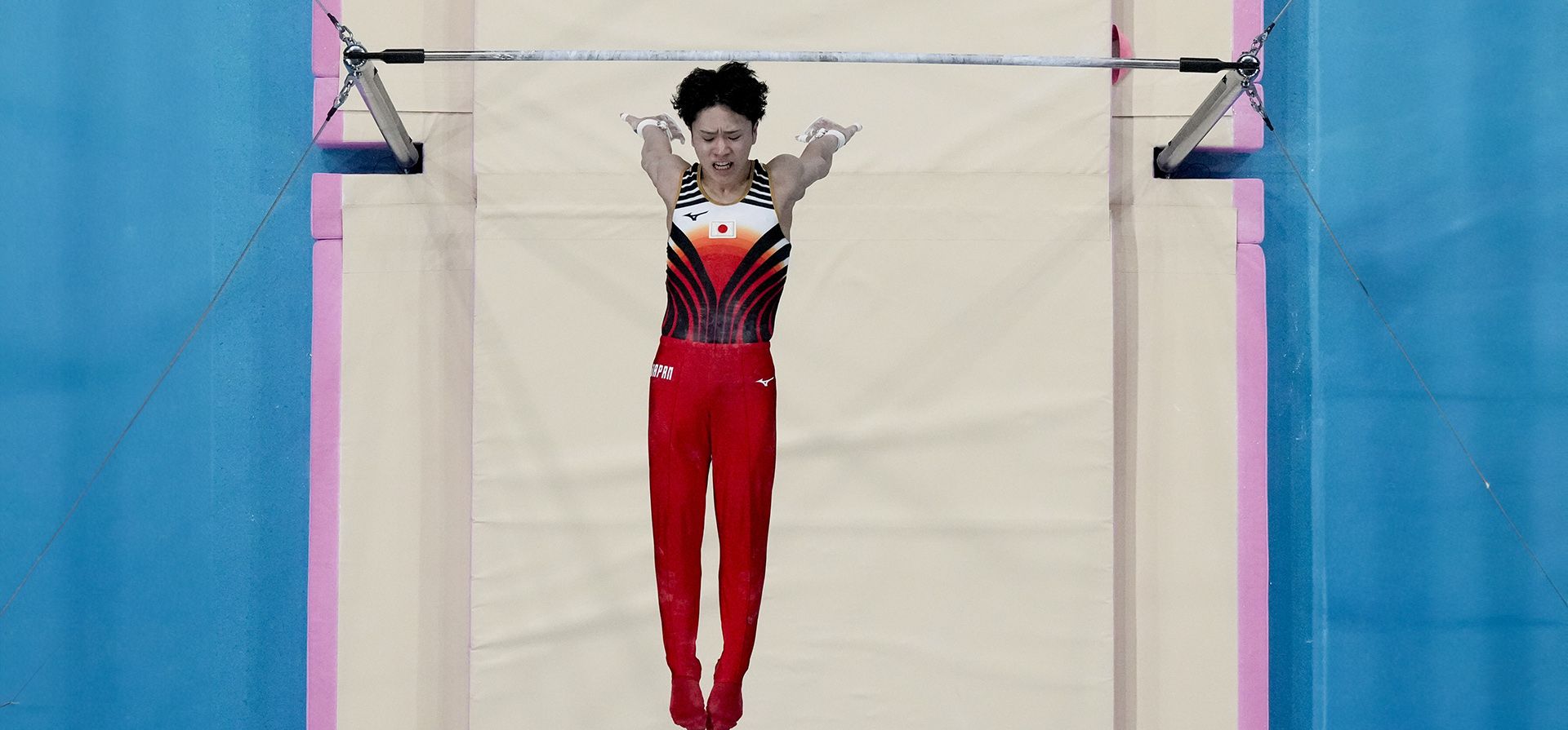 El japonés Shinnosuke Oka se presenta en la barra horizontal durante la final del concurso completo de gimnasia artística masculina en el Bercy Arena de los Juegos Olímpicos de Verano de 2024, el miércoles 31 de julio de 2024, en París, Francia. (Foto AP/Morry Gash) El japonés Shinnosuke Oka se presenta en la barra horizontal durante la final del concurso completo de gimnasia artística masculina en el Bercy Arena de los Juegos Olímpicos de Verano de 2024, el miércoles 31 de julio de 2024, en París, Francia. (Foto AP/Morry Gash)