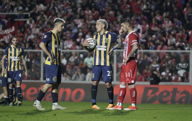 Copetti, pelota en mano, dialoga con Sández, antes del penal con el que Central pudo rescatar un empate.