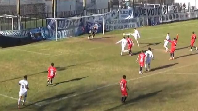 Andreozzi conecta el centro de Vega pero Acosta le negó el gol de la apertura al Salaíto.