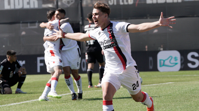 Mateo Silvetti celebra el primero de sus dos goles señalados para Newells en el empate 3 a 3 con Deportivo Riestra.