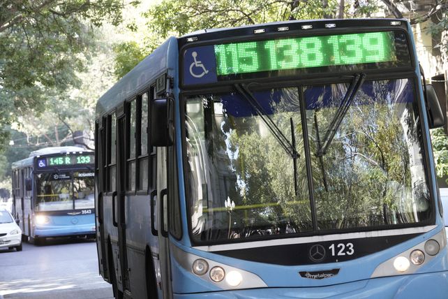 Estudian fijar un aumento del boleto de colectivos antes de fin de mes