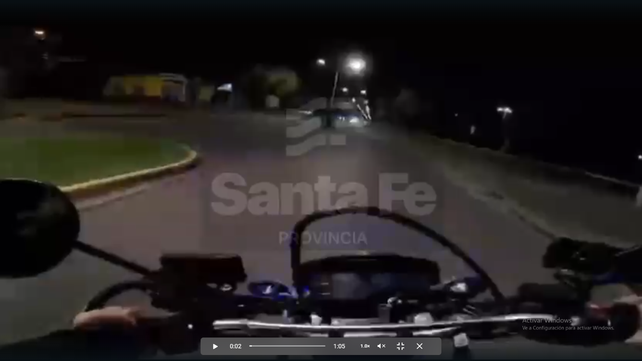 Efectivo de la Motorizada tras el conductor de la moto que evadió un control en Granadero Baigorria